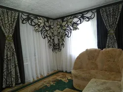 Пардаҳо барои тирезаи кунҷӣ дар меҳмонхона хабарнигори муосир