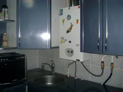 Фото кухни с газовой трубой и колонкой