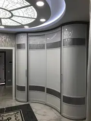 Фота радыусных шаф у кватэры