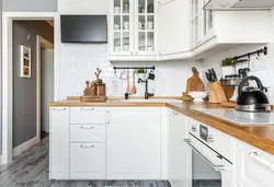Ошхона бо countertop чӯбӣ ва чӯб-таъсири пешдоман тарҳи акс