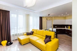 Mətbəx oturma otağının içərisində sarı divan
