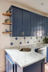 Ошхона бо countertop кабуд ва акс пешдоман