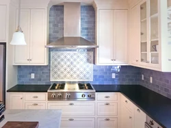 Ошхона бо countertop кабуд ва акс пешдоман