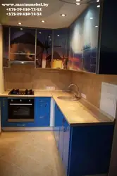 Ошхона бо countertop кабуд ва акс пешдоман