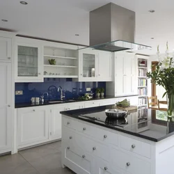 Ошхона бо countertop кабуд ва акс пешдоман