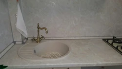 Королевский опал столешница светлый на кухне фото