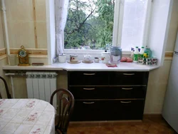 Niche under the window in the kitchen in Khrushchev design ideas