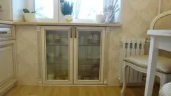 Ніша пад акном на кухні ў хрушчоўцы ідэі дызайну