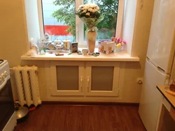 Niche under the window in the kitchen in Khrushchev design ideas