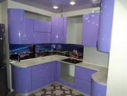 Угловая кухня фиолетовая с белым фото