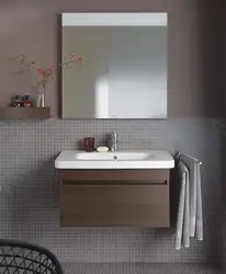 Divara asılmış lavabo şəkli olan küvet