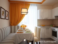 Дызайн кухні з кутняй канапай і акном