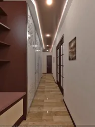 Kvartira fotosuratidagi uzun tor koridordagi shkaf