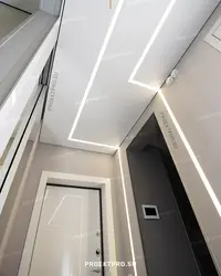 Натяжной потолок со световыми линиями фото в прихожей