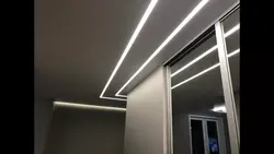 Натяжной потолок со световыми линиями фото в прихожей