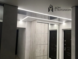 Натяжной потолок со световыми линиями фото в прихожей