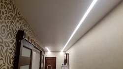Дәліздегі жарық сызықтары бар аспалы төбе