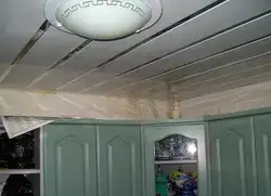 Mətbəxdə plastik tavanlar, öz fotoşəkilləri