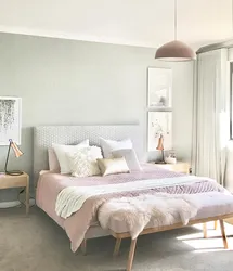 Інтэр'ер спальні з пастэльнымі шпалерамі