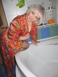 Жуынатын бөлмедегі анам фотоны қараңыз