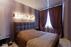 Yataq otağı fotoşəkilində çarpayının üstündə bir lampa