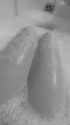 Фото ножки в ванной с пеной