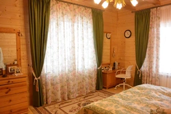 Шторы в спальне в деревянном доме фото