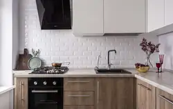 Kichik plitkalar bilan oshxona ichki qismi
