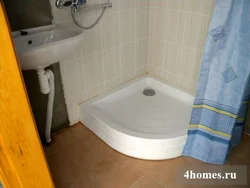 Bathtub design with shower tray and curtain