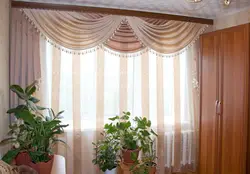 Bir pərdə fotoşəkili ilə qonaq otağında lambrequin