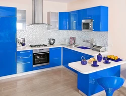 Красный интерьер маленькой кухни