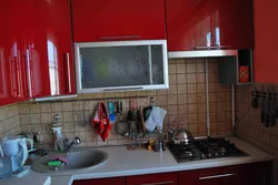 Kichkina oshxonaning qizil ichki qismi
