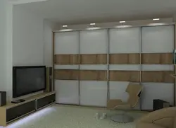 Yashash xonasi dizaynida devordan devorga shkaf