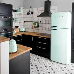 Кухня з чорным халадзільнікам дызайн фота