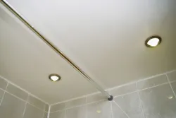 Vanna otağı fotoşəkilində asma tavanda işıq lampaları