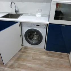 Мошини ҷомашӯӣ дар ошхона дар зери акс countertop