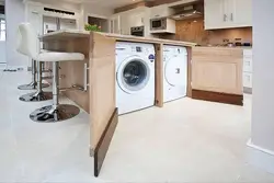 Mətbəxdə paltaryuyan maşın tezgahın altındakı fotoşəkil