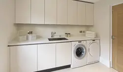Мошини ҷомашӯӣ дар ошхона дар зери акс countertop