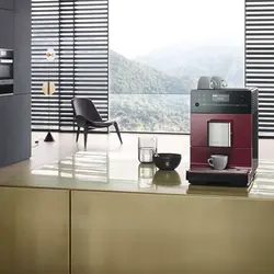 Ас үй интерьеріндегі кофе машинасы