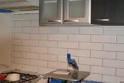 Mətbəx önlük fotoşəkilində plitələr qoyun