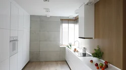 Üst şkafları olmayan minimalist mətbəx dizaynı