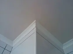 Plinth on the ceiling in the bathroom photo