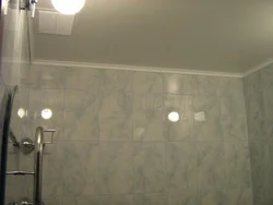 Plinth on the ceiling in the bathroom photo