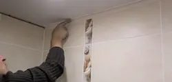 Plinth on the ceiling in the bathroom photo