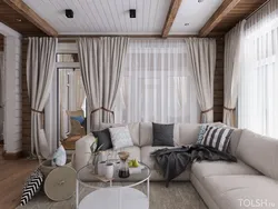 Taxta ev fotoşəkilində oturma otağı üçün pərdələr