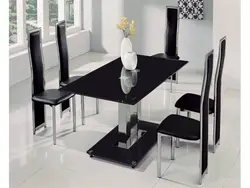 Mətbəx fotoşəkildə qara stol və stullar