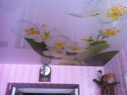 Photo of suspended ceilings with flowers in the kitchen