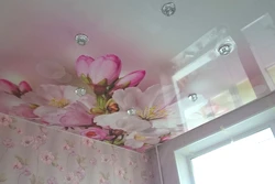 Photo of suspended ceilings with flowers in the kitchen