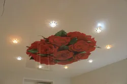 Фота нацяжных столяў з кветкамі ў кухні