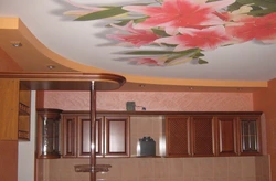 Фото натяжных потолков с цветами в кухне